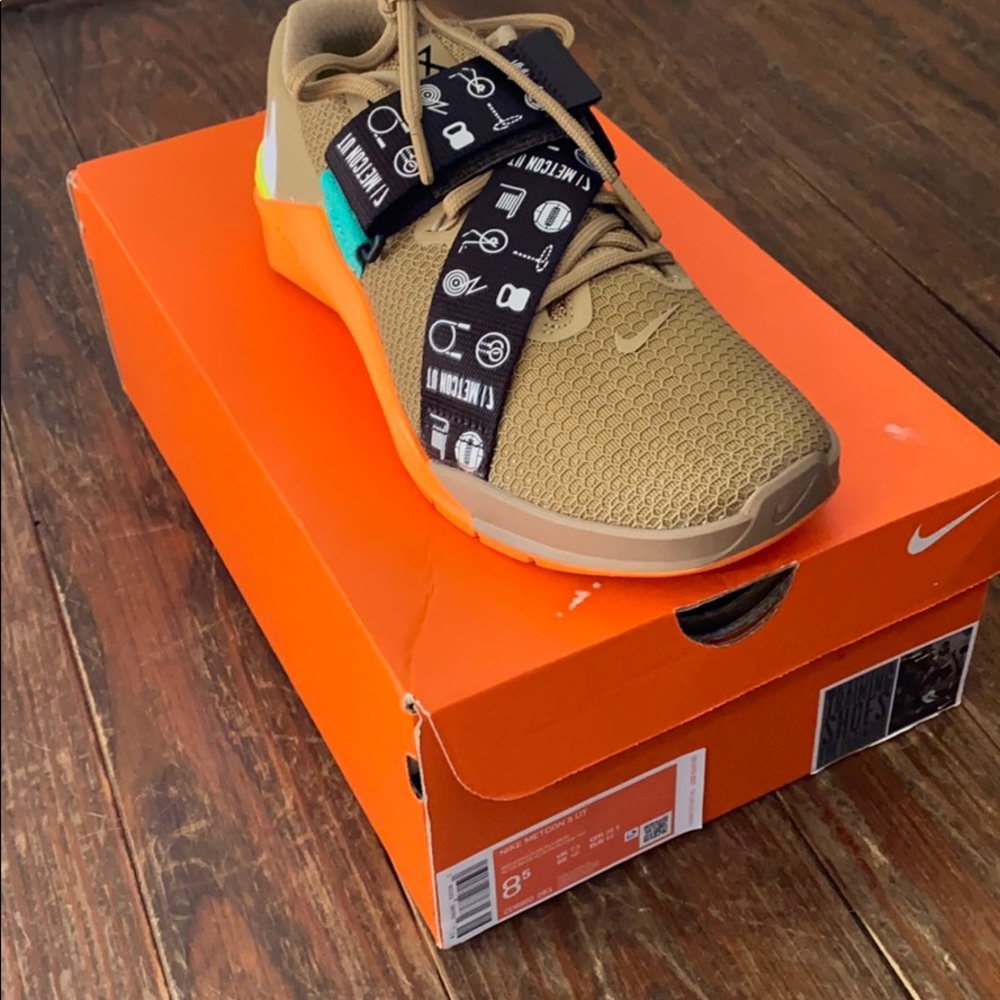 FLASH SALE! New in box Nike Metcon 5